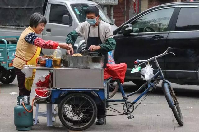 ④一直走到戏台旁,就能看到陈阿伯和王阿姨的煎饼摊子啦.