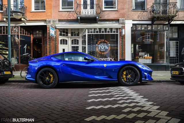 这一抹蓝回头率100法拉利812