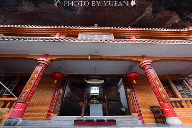 在庆寿岩寺的斜对面,便是世界上最大的金佛,数公里外都非常醒目庆寿岩