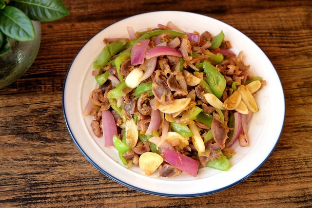 一道高颜值又爽口的爆炒鸡胗,开胃助消化,冬天记得要多吃