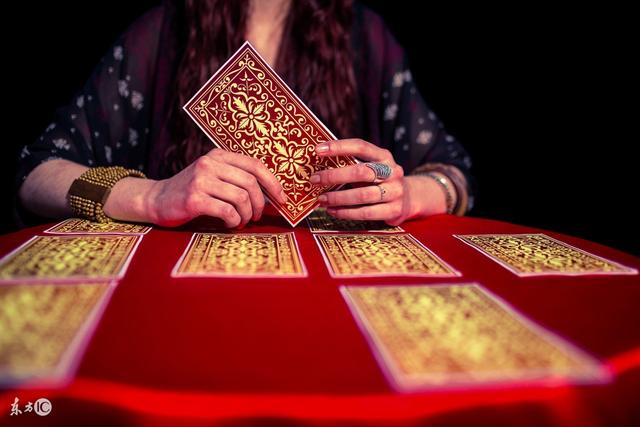 塔罗占卜爱情:选一张塔罗牌,测你2018年的桃花运势如何?