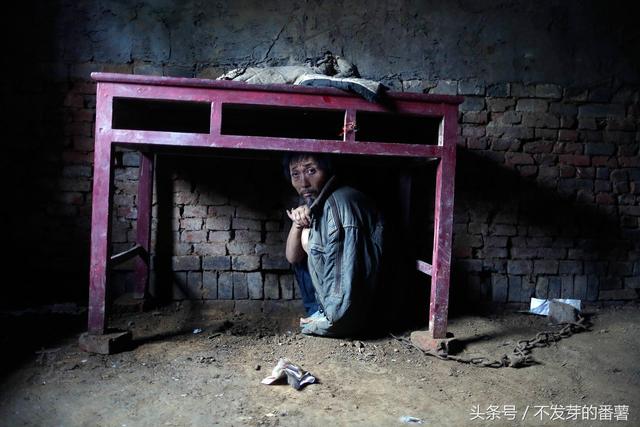镜头下:他戴着大铁链,在小黑屋里度过了20年