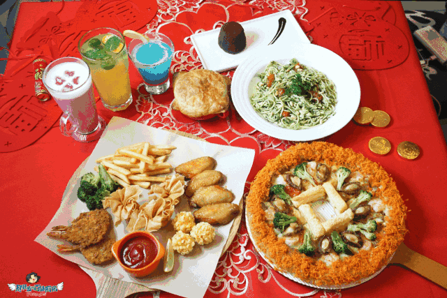 今年年夜饭我们吃西餐,铜钱方孔比萨,恭喜大家发财