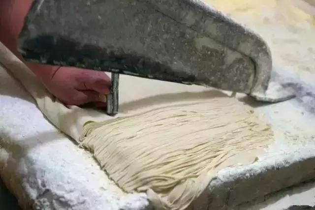 这个大叔练成大刀面的最高境界蒙眼切面, 一秒三刀, 一根有12米长