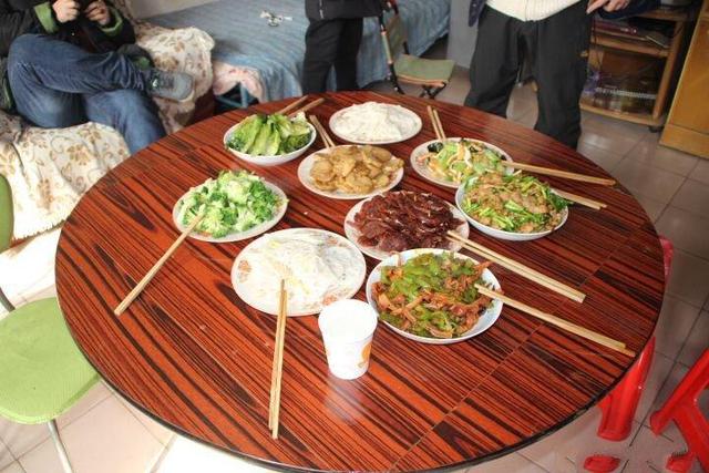 城市媳妇随我回农村走亲,饭桌上九个菜不准吃,媳妇差点哭出来!