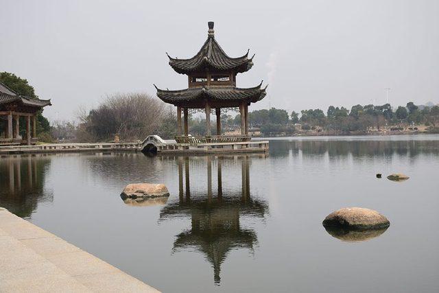 湖中亭与圆石.