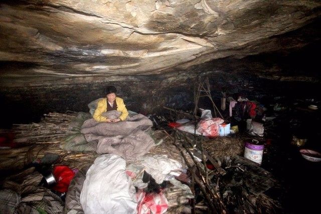 52岁大妈住山洞3年似70岁,吃剩饭睡稻草,衣服靠村里人送!