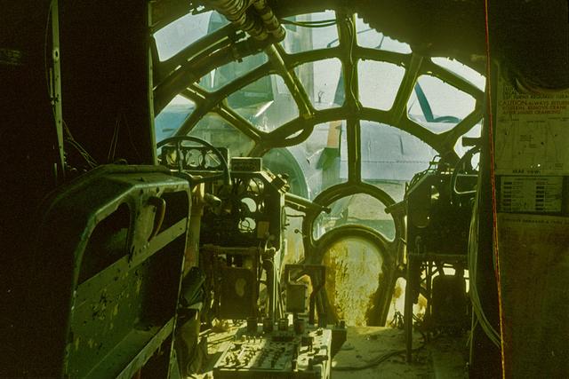 曾经核击日本的传奇轰炸机 退役后被送垃圾填埋场当靶标