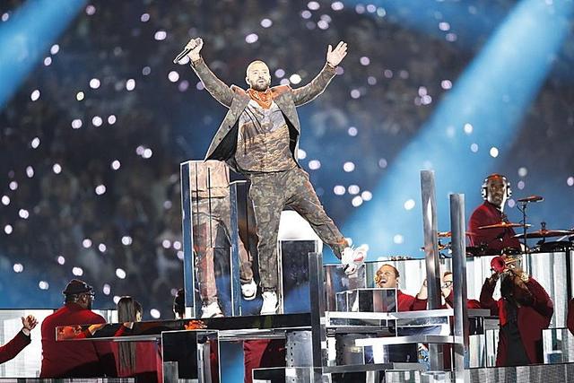 美国春晚"超级碗":贾斯汀意外扯掉珍妮胸衣的事件后重回中场秀