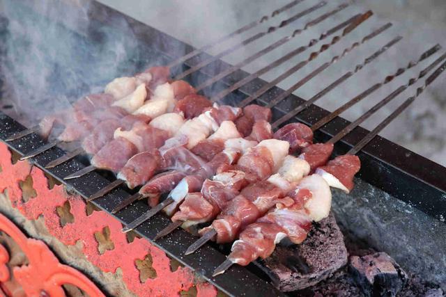 新疆烤羊肉见闻,如此大块的羊肉串,只有来到天上脚下才能吃的上