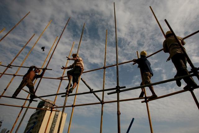 建筑工人工资秒杀白领, 你觉得读书还有用吗?|工人|建筑工人|工资_新