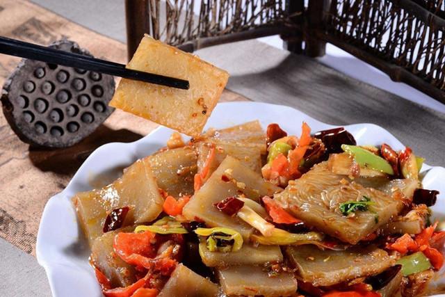 有的地方也叫它皮渣,粉面条,粉疙瘩等,名字不好听,味道却很好吃,有