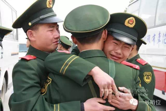 最美不过战友情:一起扛过枪,一起站过岗