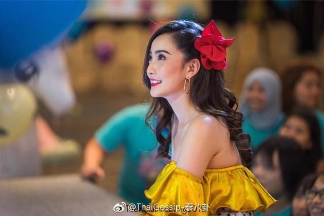 到场的嘉宾有男友ton arch以及好友maprang irakarn, ize pitchapong