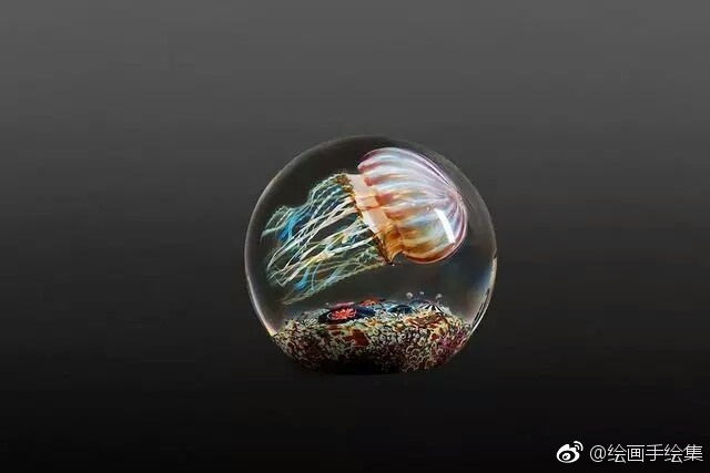 水母在玻璃里游动,超逼真的水母玻璃雕塑
