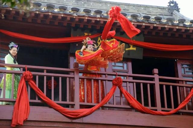 古代一种非常浪漫的风俗"抛绣球"选夫婿!
