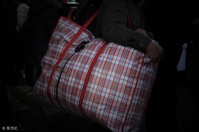 嫂子给我送年货,媳妇嫌脏不她让进门,我将媳妇赶走叫嫂子一声娘