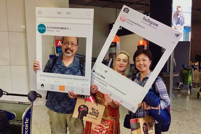 旅客们手持川航instagram相框与"熊猫人"互动并合影留念,许多旅客还