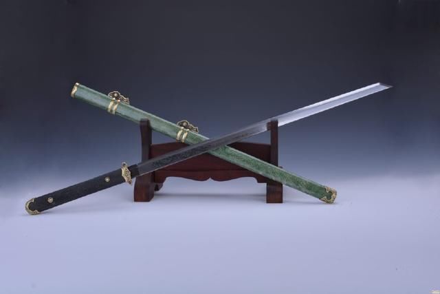 南北朝北魏宣武帝元恪之刀,也是一把开国刀,白鹿刀为古代名刀.