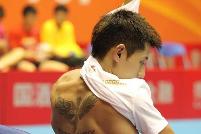 网友指责张继科有纹身, 网友: 中国男足大部分纹身都很帅吧