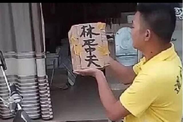 哈哈哈,人家叫朱月坡,这么文艺的姓名被分居叫成"朱肚皮"也是惨不忍