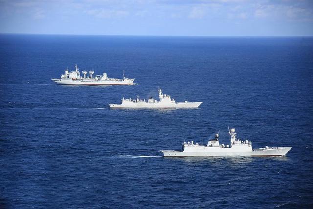 中国远洋舰队巡航印度洋:携带数百枚导弹,两栖作战力量一流