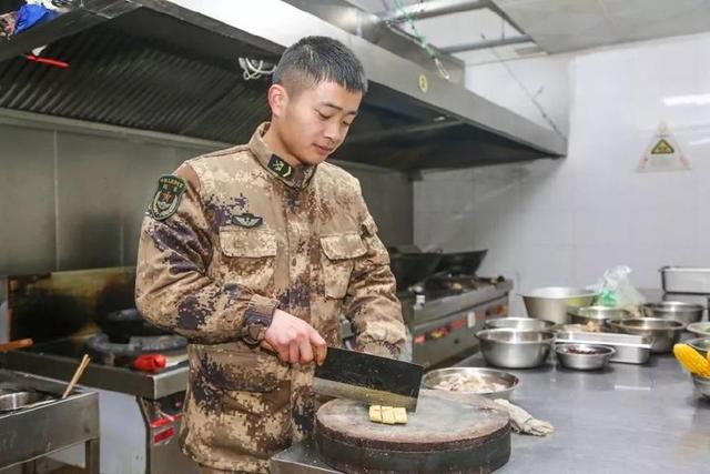 为什么改革后,解放军炊事班依然保留编制?揭秘原因,当之无愧|解放军|