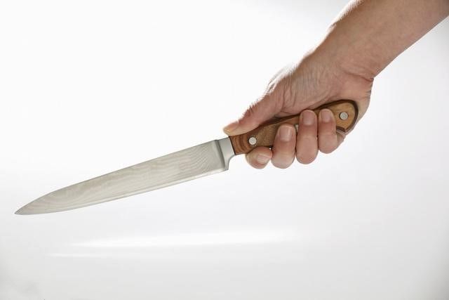 孕后婆婆每晚让我喝牛奶,我拿菜刀将她赶出家门,隔天我后悔不已