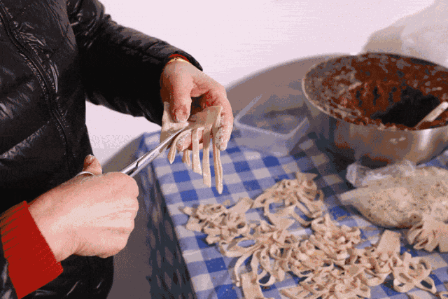 梭子:乞求织女能赋予聪慧的心灵和灵巧的双手3囍字:包含了对婚姻的