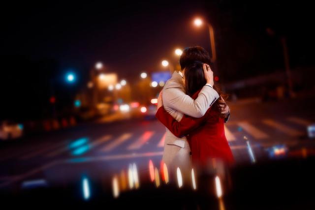 爱人以外的异性叫你亲爱的,你会反感吗?女友的行为让我没安全感