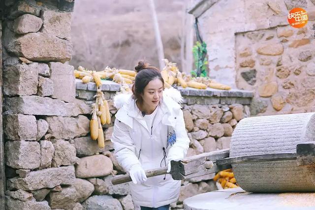 赵丽颖在乡下干活照片曝光!网友都在注意最后一张照片!