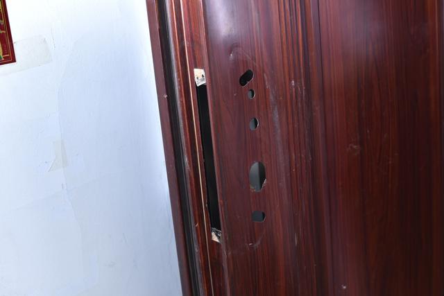 这款智能锁的安装方式还是比较简单的,当然前提是你家防盗门的开孔是