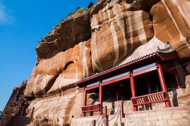 永宁古寨:嵌在悬崖峭壁上的巍巍古堡,不是华山,险似华山