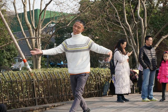 大爷在西湖边舞姿妖娆的独舞,女游客看了都咋舌