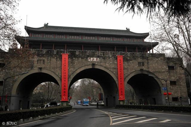 为此,朱元璋把金陵改为应天府,称南京,以开封为北京,把自己的老家后来