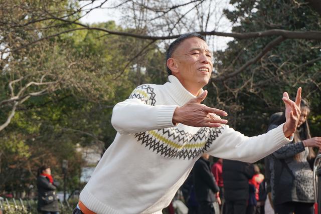 拍了几张照片,被边上另外一个大爷说你赶快走吧,要是被他们发现.