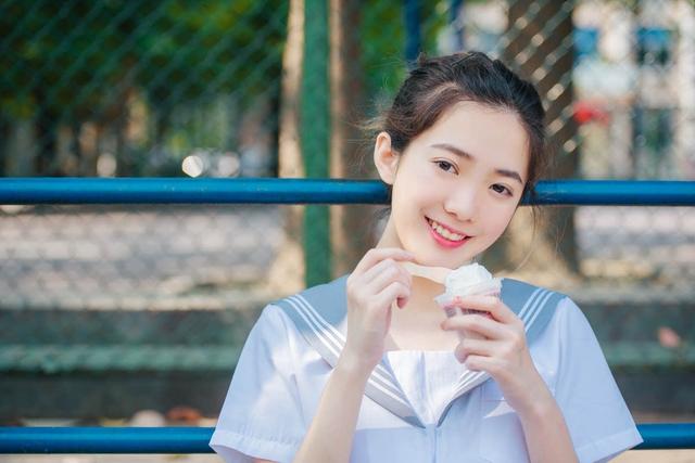 脸上有这3个特征的女生,说明皮肤底子好,不化妆也照样美!