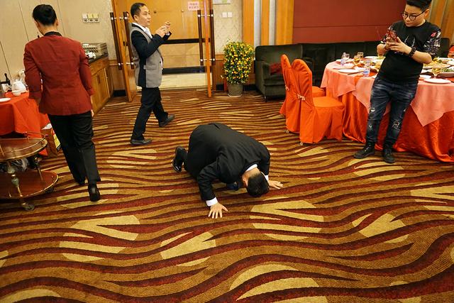 亿万富翁宴请乞讨人员喝茅台吃年饭磕头拜年尽孝心致泪崩