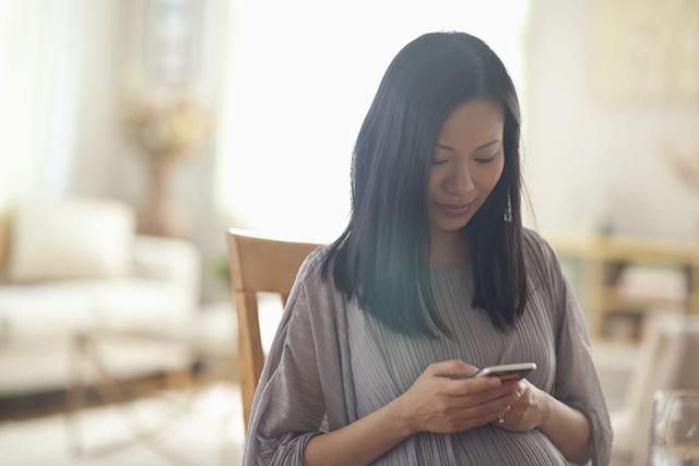 孕妈玩手机会影响娃发育?看专家怎么说