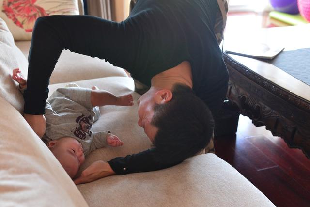 吴京抱儿子现身捞金,儿子颜值成热议,越长越丑岁了妈太尴尬了