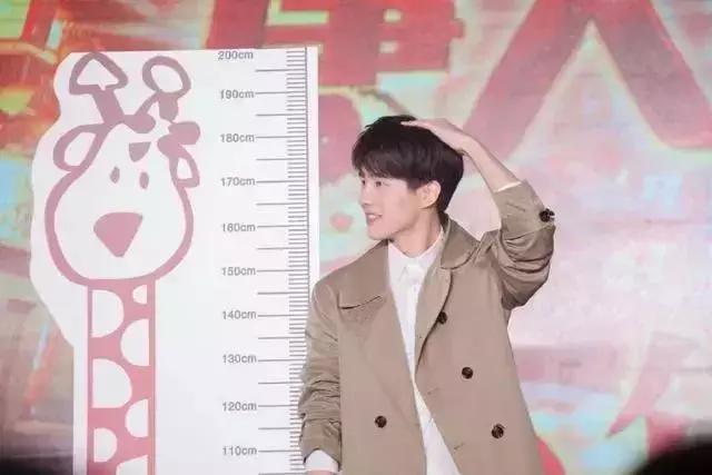 刘昊然脱鞋量身高袜子内藏玄机引关注网友身高183cm造假