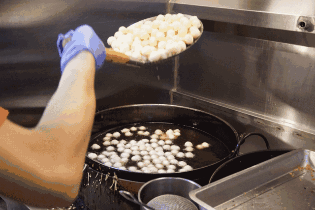 虽然油炸的汤圆色泽金黄,香脆可口,但油炸高温会破坏很多汤圆本身所