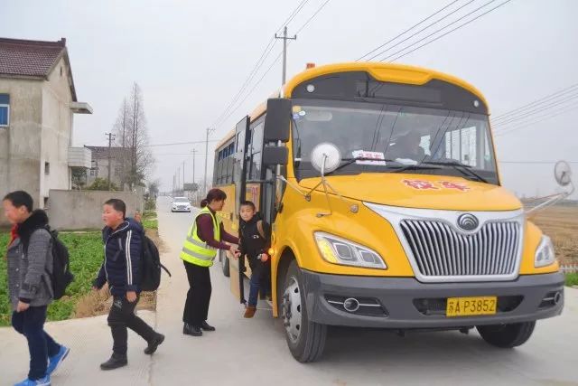 靓丽护学使者畅通学生上放学平安路