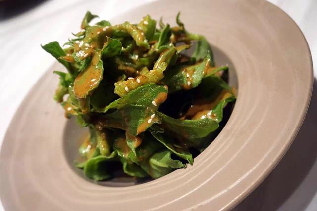 冰草可以直接食用,一般人都说凉拌生食是最好的选择,用麻酱,油醋汁