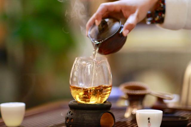 啜一口白茶,让鼻尖嗅到淡淡的茶香