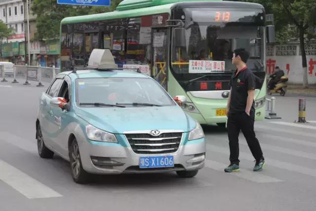 出租车鄂s·x1606suv鄂s·kn686小车鄂s·es998皮卡车鄂s·35356小车