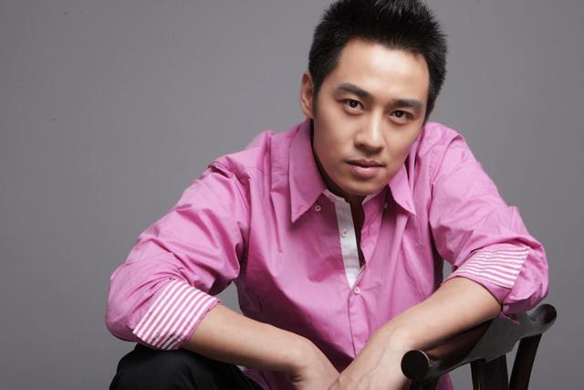 凭《潜伏》受关注,两次合作黄渤,与宁静传姐弟恋,出道至今不红