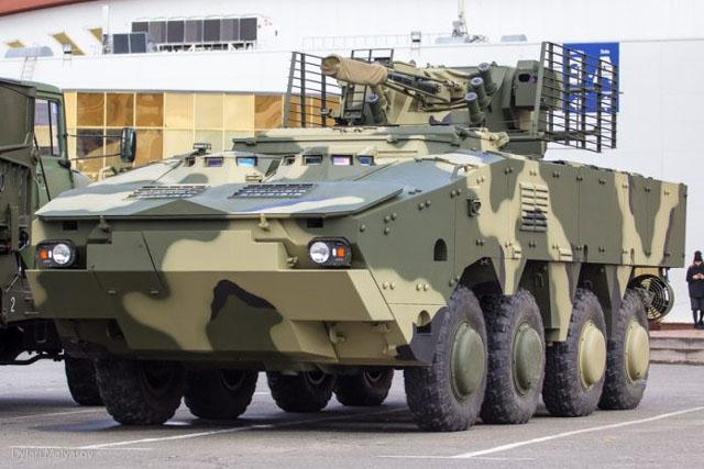 btr-4mv1型8轮装甲车内部,4个字形容"非常先进"!