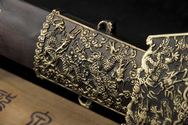 少府设尚方令,其主要职责就是掌管和制作御刀剑及皇帝玩耍时的器物