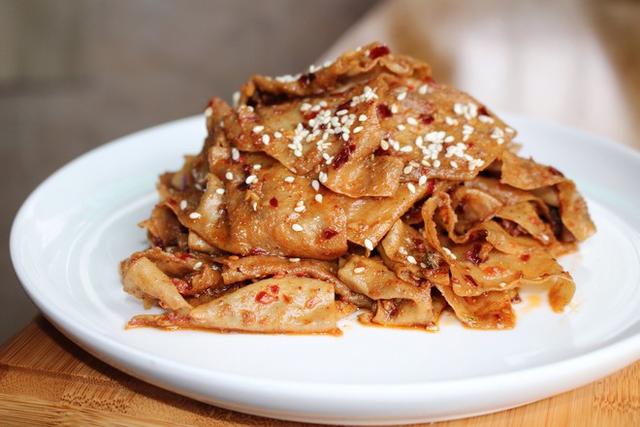 细盐适量(依据个人口味);细砂糖(或鸡精)1-2克;馋嘴小食|自制麻辣豆皮